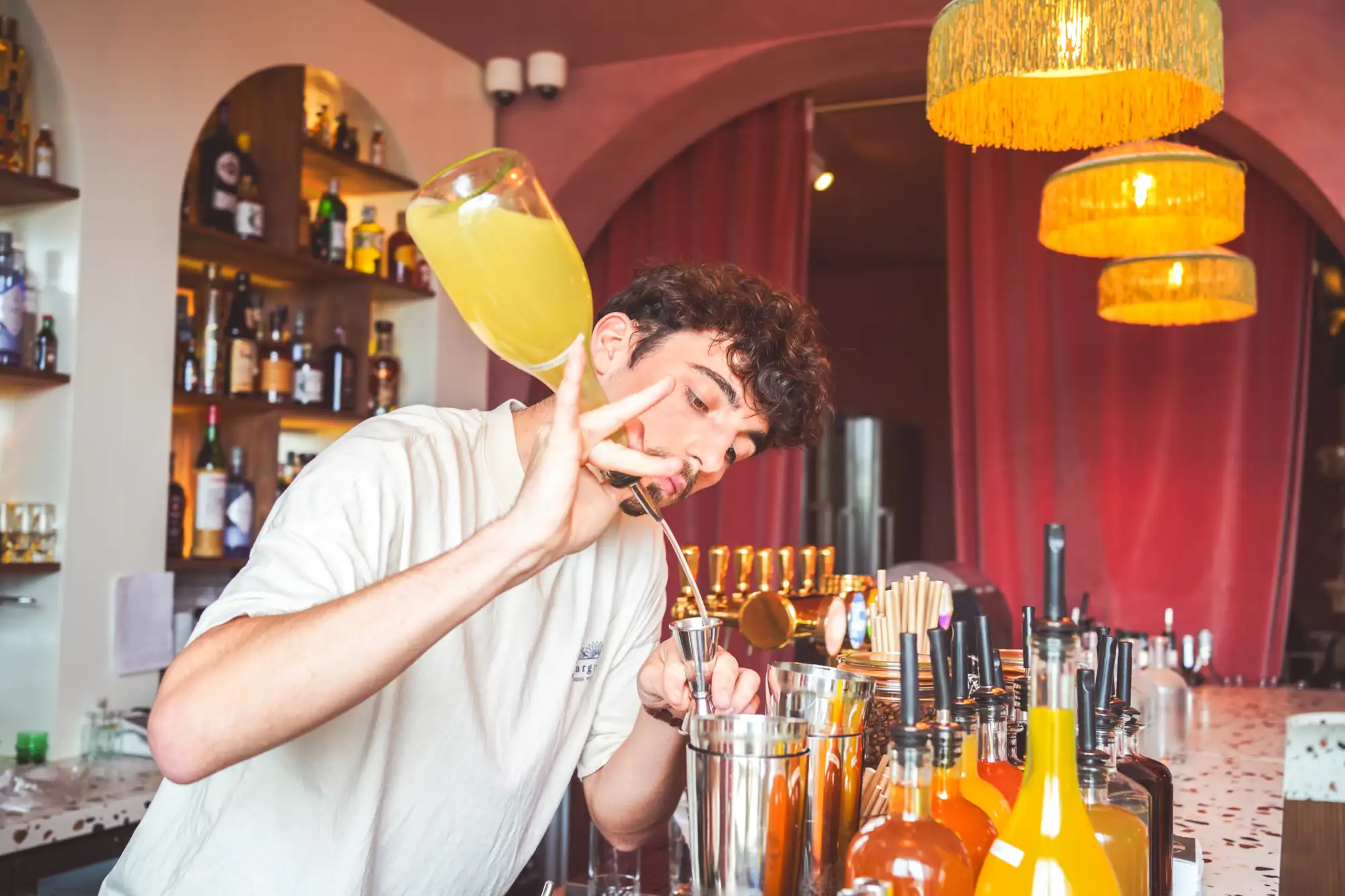 Barman faisant un cocktail au restaurant Marguerite