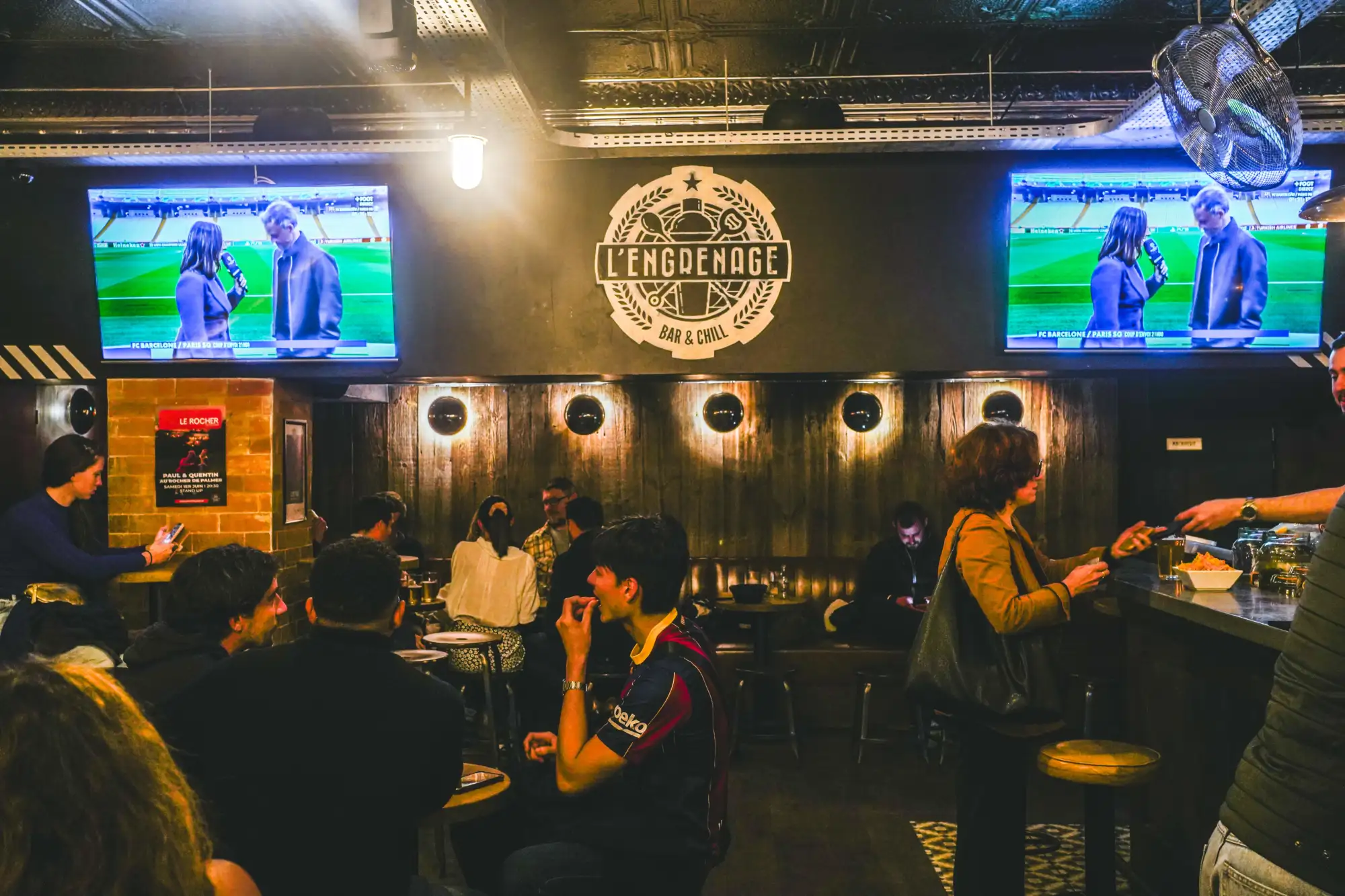 Salle interieur de l'Engrenage avec les télévisions pour le sport