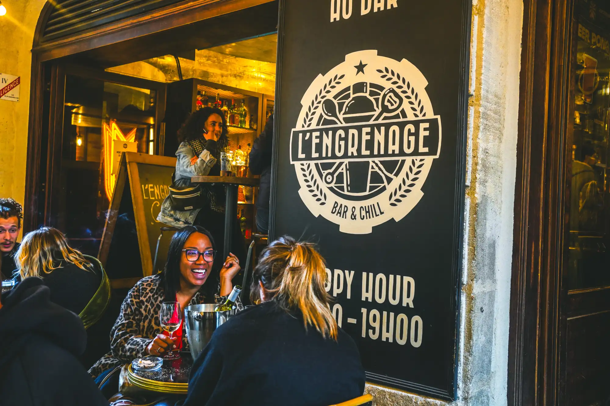 Clientes buvants un verre su rle terrasse de L'Engrenage