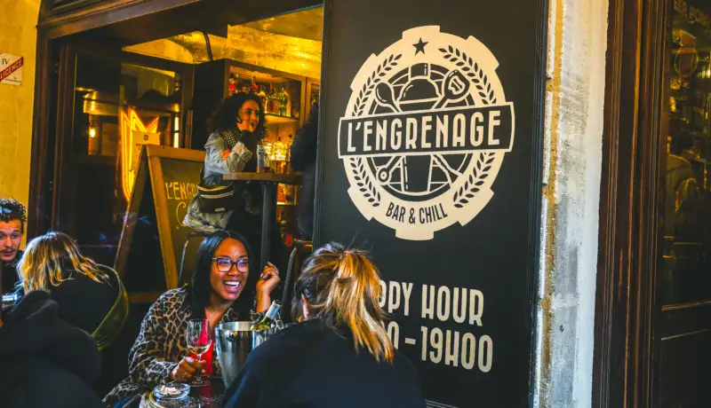 Clientes buvants un verre su rle terrasse de L'Engrenage
