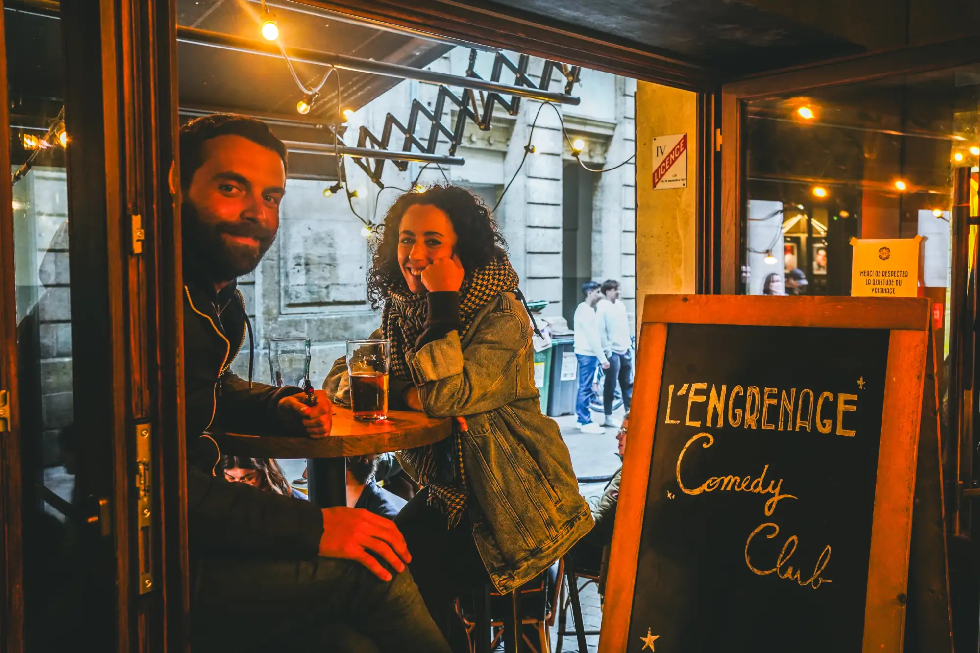 Clients prenant un verre à l'intérieur de l'Engrenage