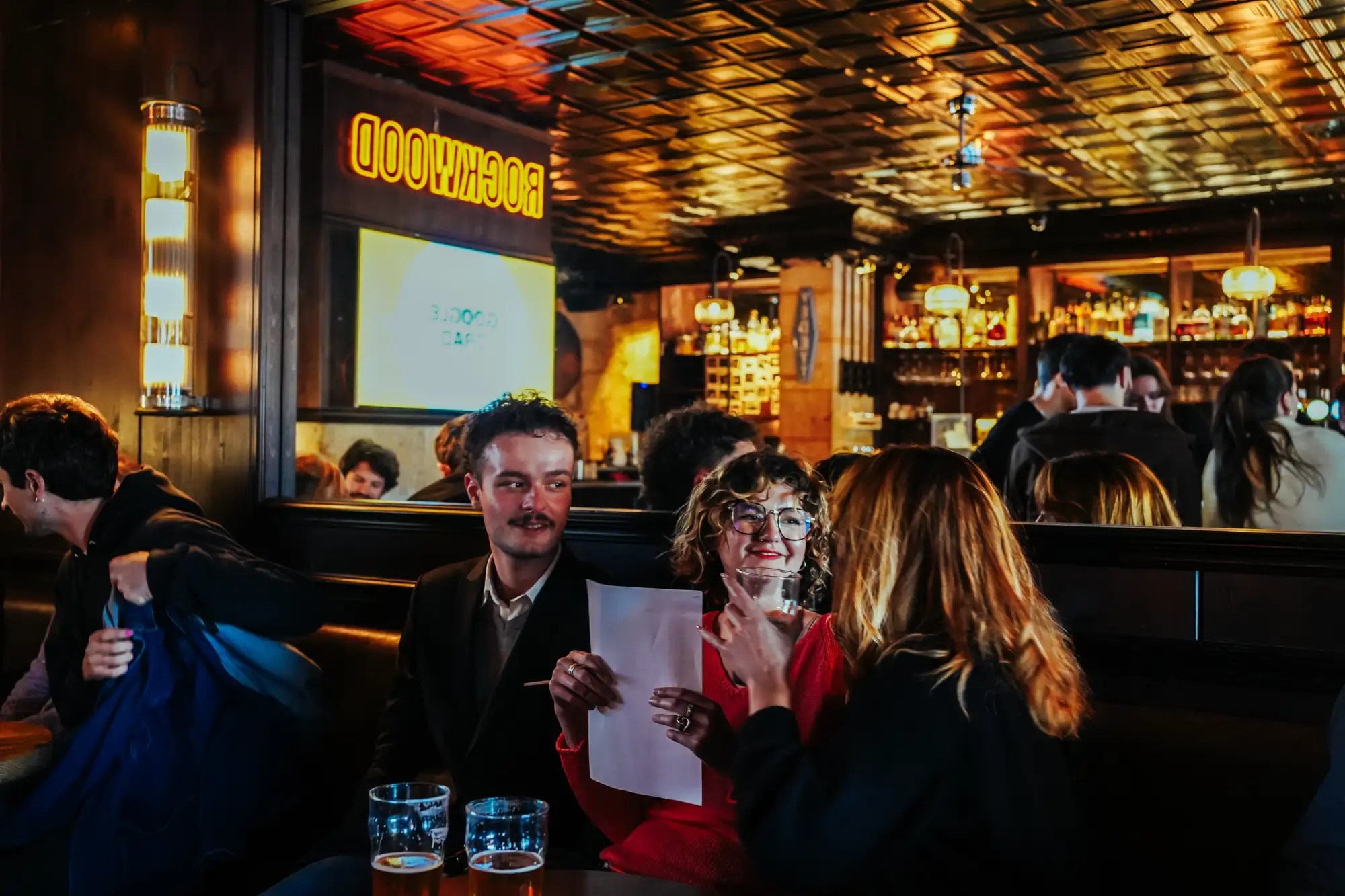 Clients à l'interieur du Rockwood jouant à un quiz