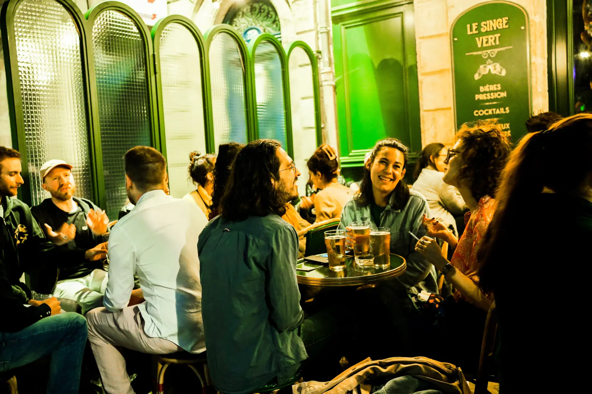 Clients sur la terrasse du Singe Vert