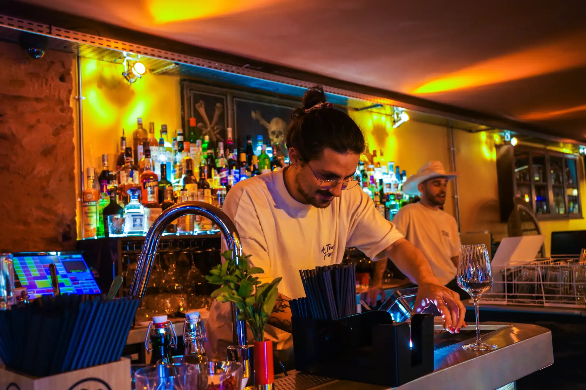 Léo le manager du Au Toucan Fringant derrière le bar