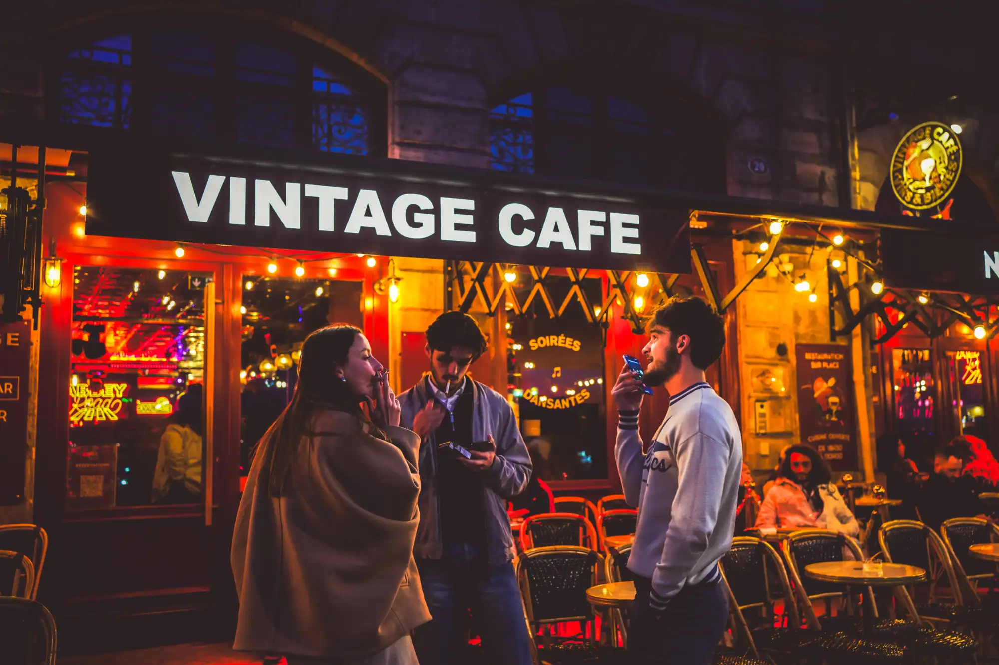 Clients devant la terrasse du Vintage Café