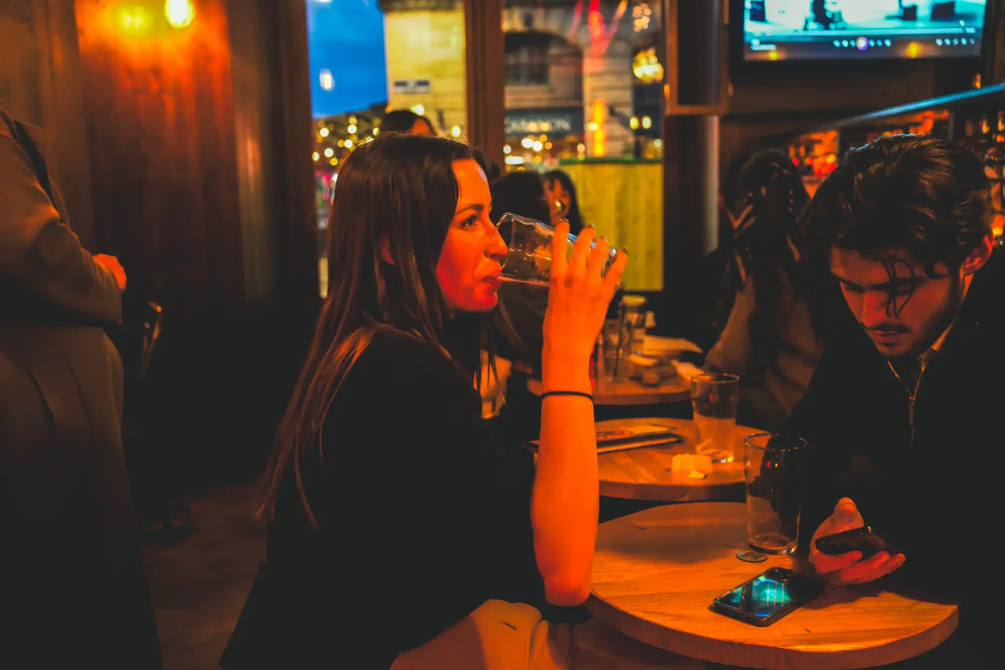 Cliente buvant un verre au vintage Café