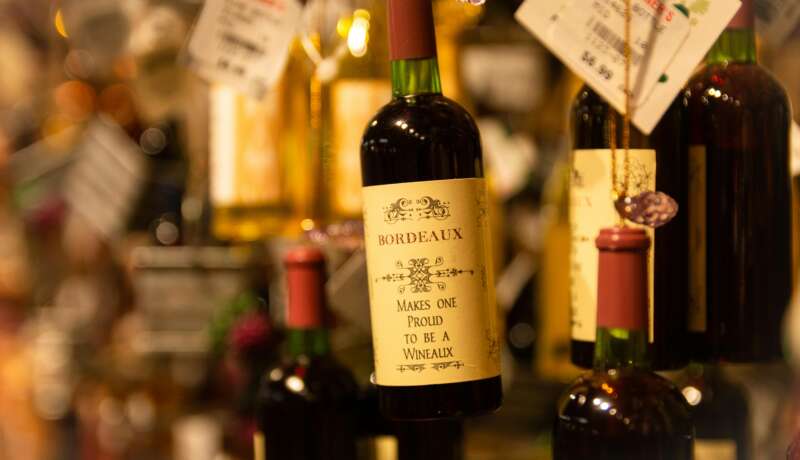 Une bouteille de vin de bordeaux