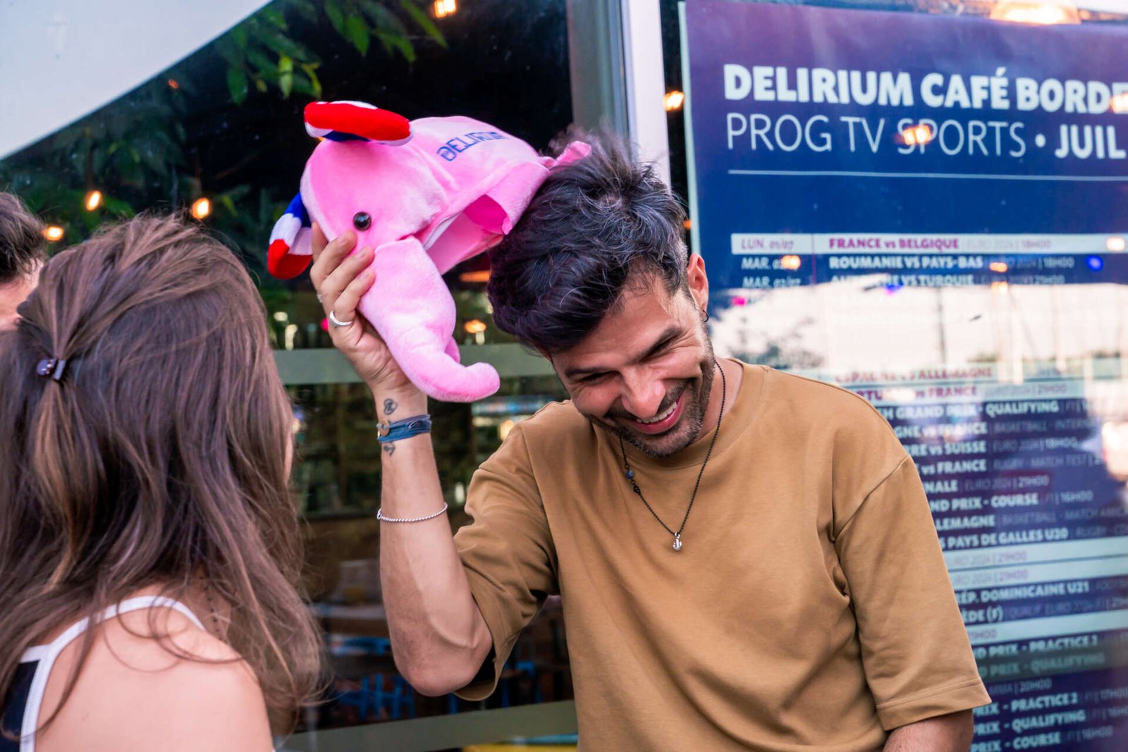 Délirium Café Bordeaux fête ses 1 an : Une célébration haute en couleurs sur le thème des férias !