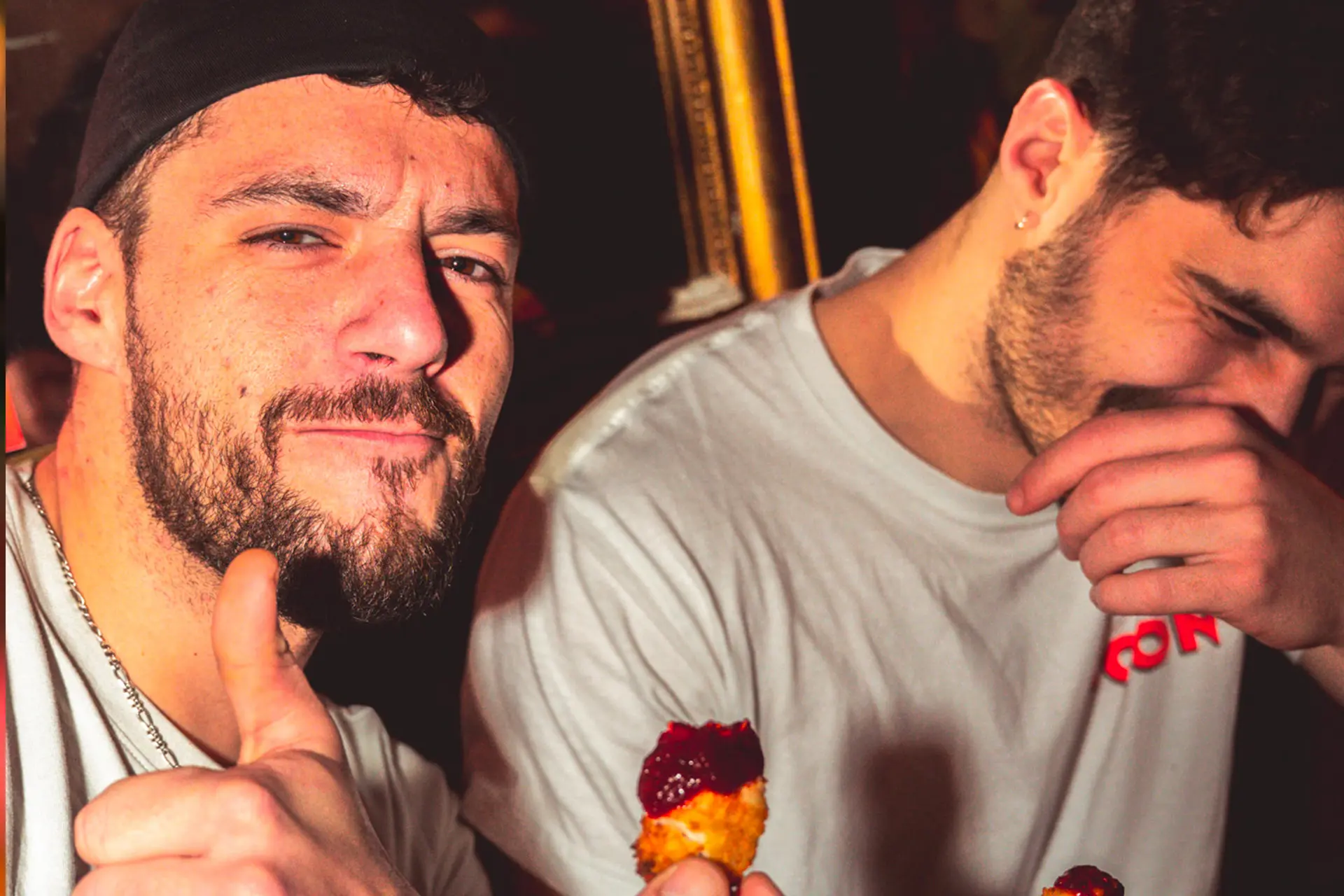 Clients du Vintage Café lors d'une soirée Hot Ones