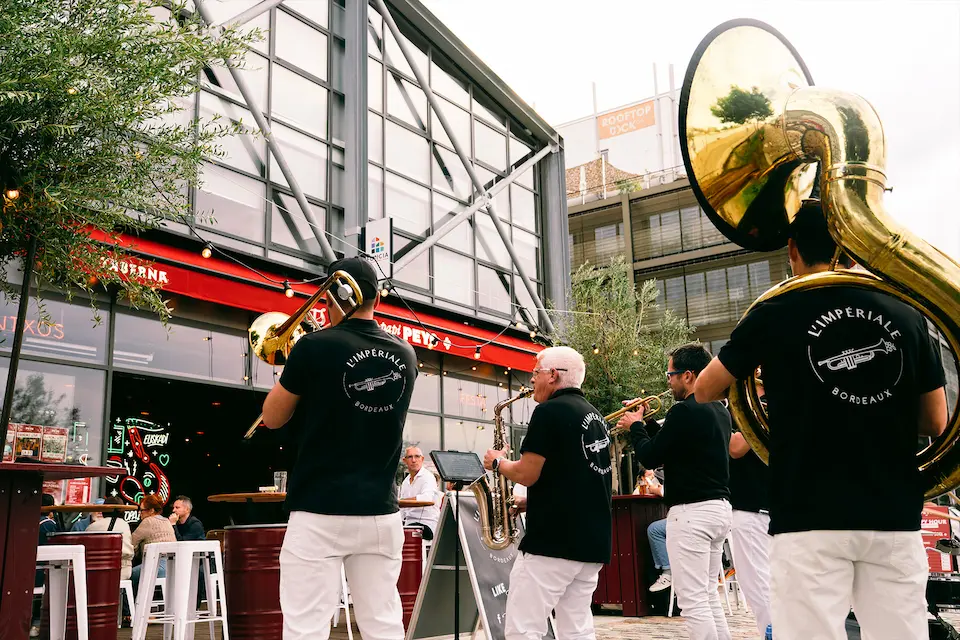Banda sur la terrasse de Papi Peyo, bar basque à Bordeaux situé sur les bassins à flot