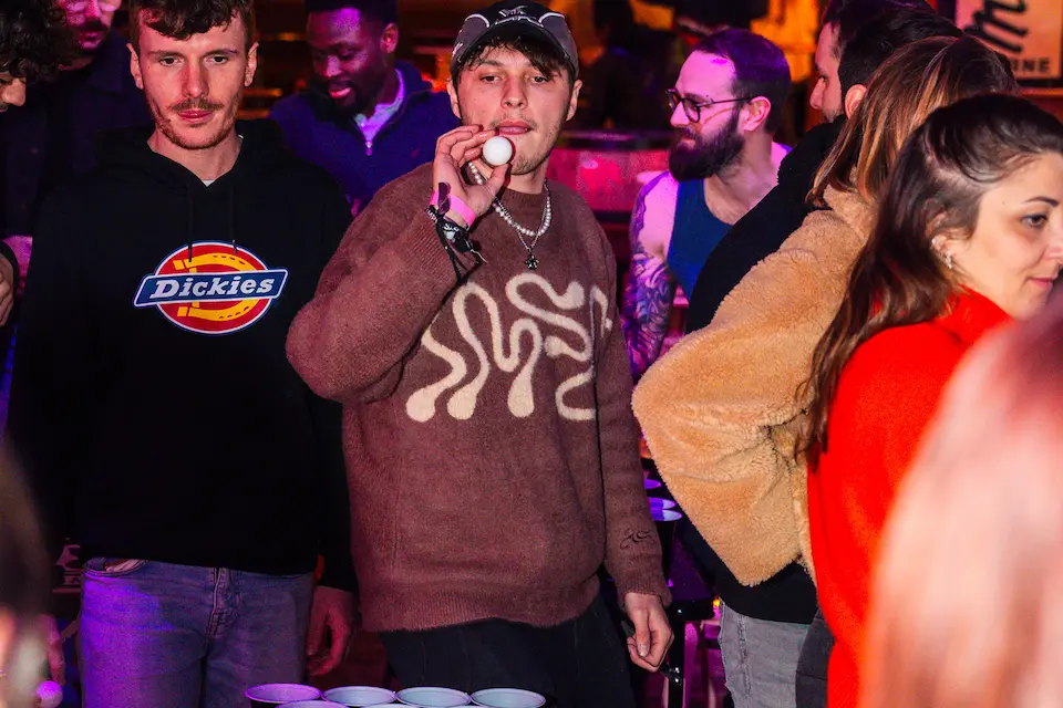 clients du Delirium Café Bordeaux lors des soirées Beer Pong