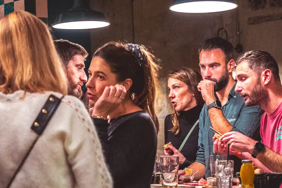 Clients_singe_vert_bar_quai_saint_michel_bordeaux