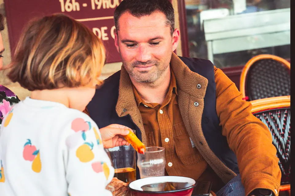 Clients_terrasse_Vintage_cafe_bar_ambiance_quai_bordeaux