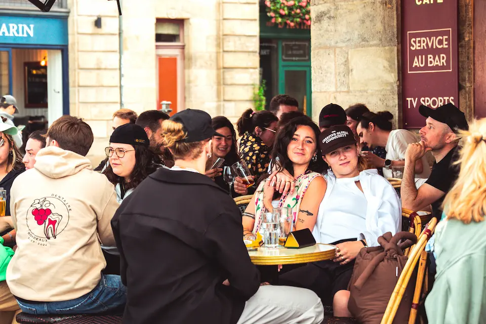 Terrasse du Vintage Café, bar LGBT sur les quais de Bordeaux Centre