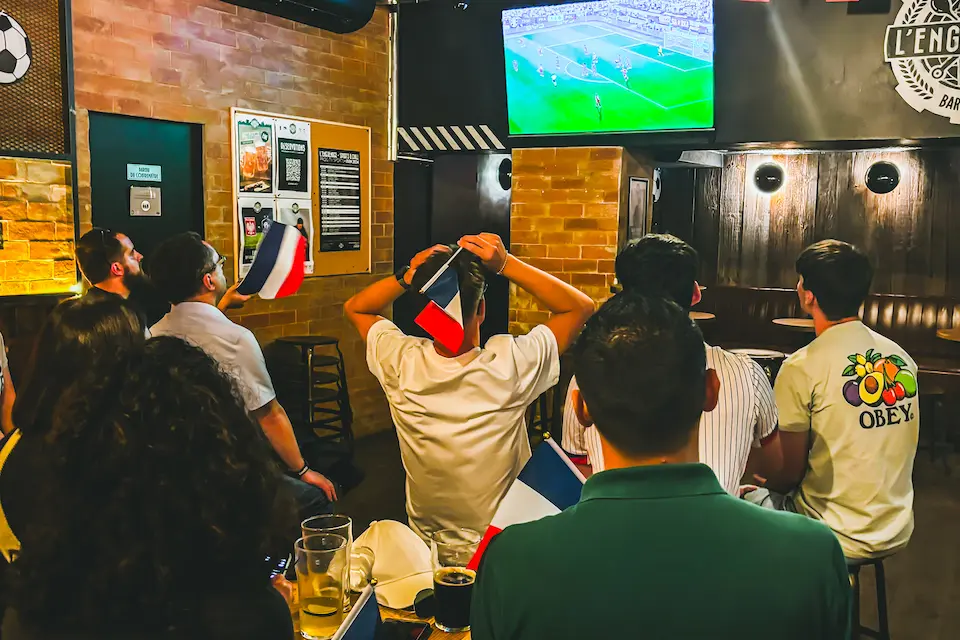 supporters lors d'un match de foot diffusé à l'Engrenage, bar situé quartier Gambetta