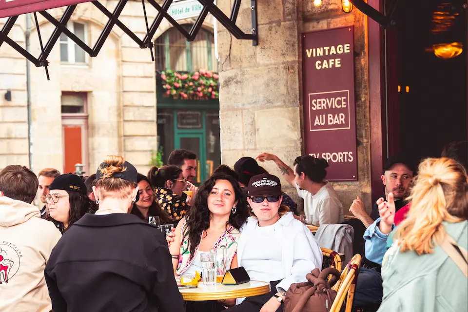 clients_terrasse_vintage_cafe_bar_ambiance
