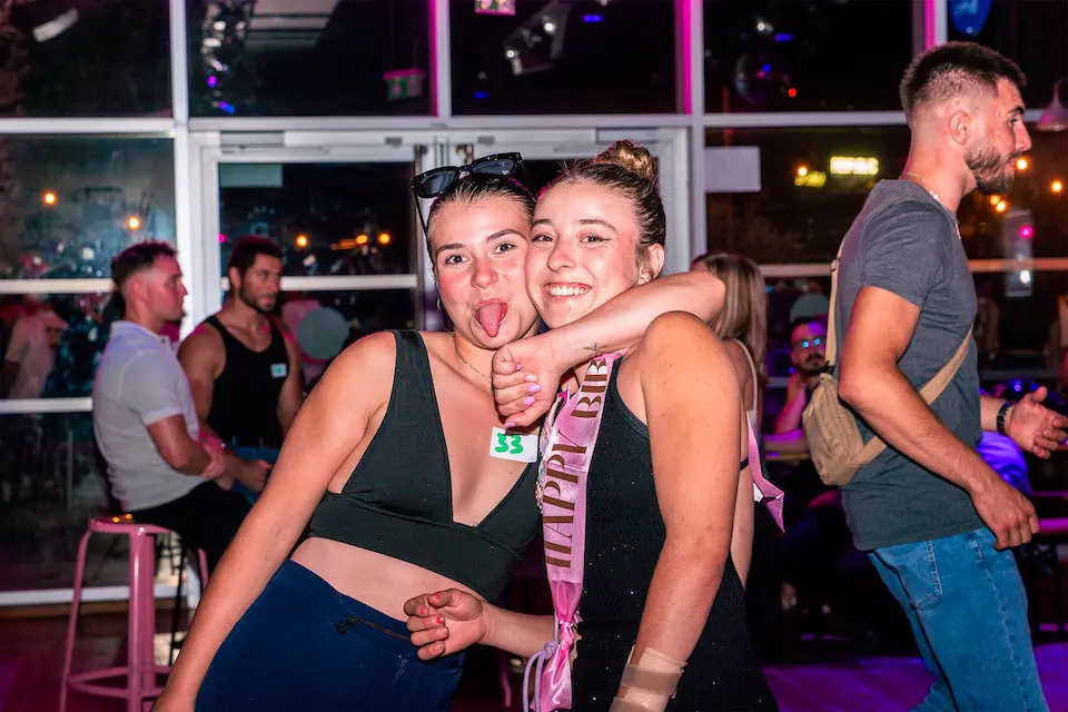 Soirée célibataire au Delirium café Bordeaux, bar à bière quartier bassins à flot