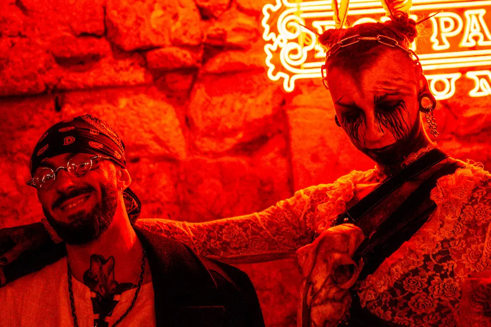 clients déguisés du Vintage Bar à Halloween