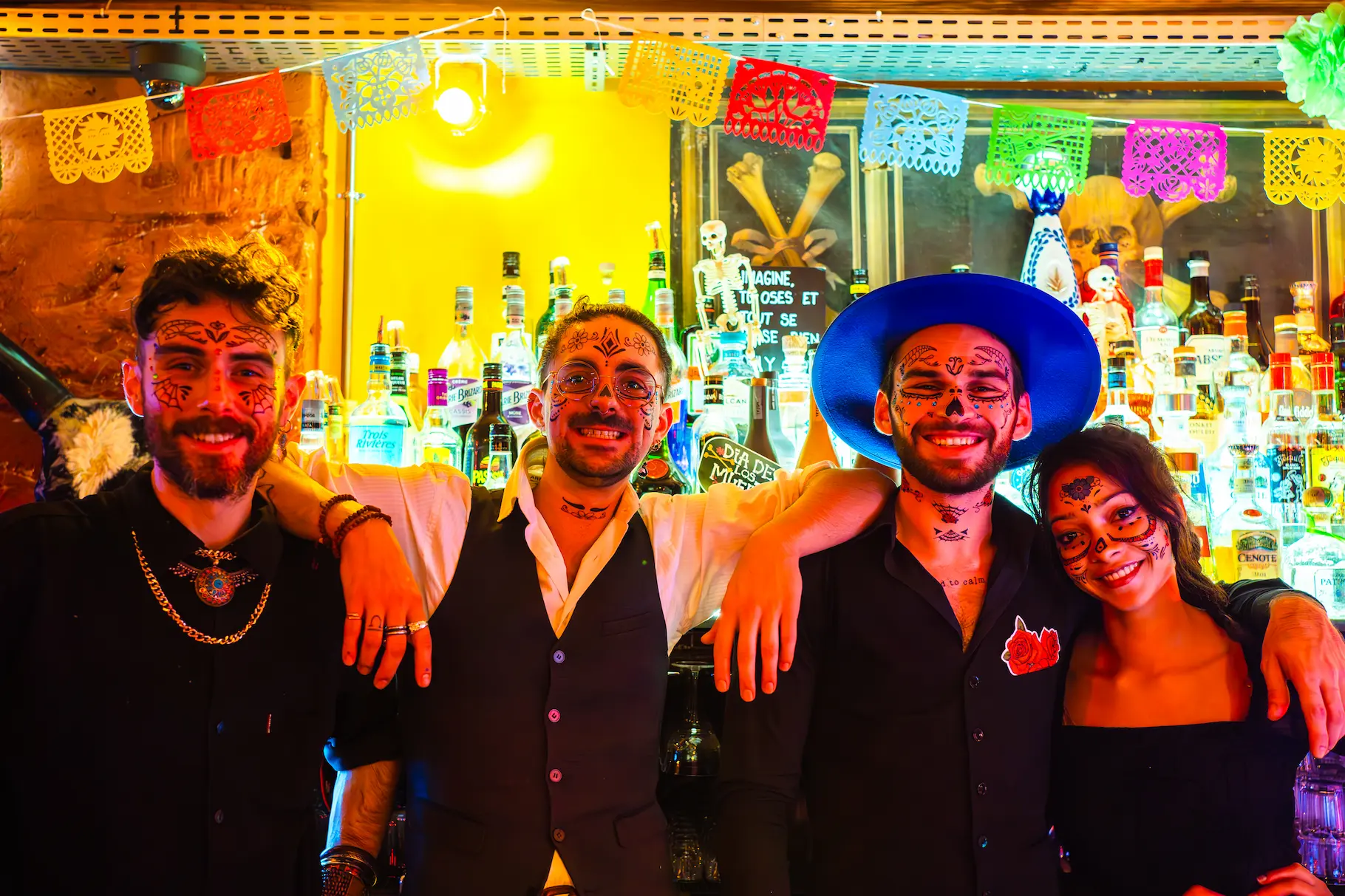 L'équipe du Au Toucan Fringant, bar latino situé à Saint-michel, quartier de bordeaux déguisée pour halloween