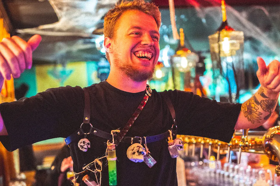 Barman du Singe Vert déguisé pour halloween