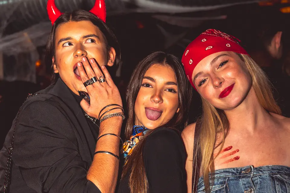 Clientes du Balthazar pendant halloween, bar étudiants et sportifs à Bordeaux quartier. de la Victoire