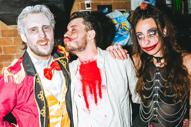 L'équipe de L'Engrenage, bar à Bordeaux quartier Gambetta déguisé pour halloween