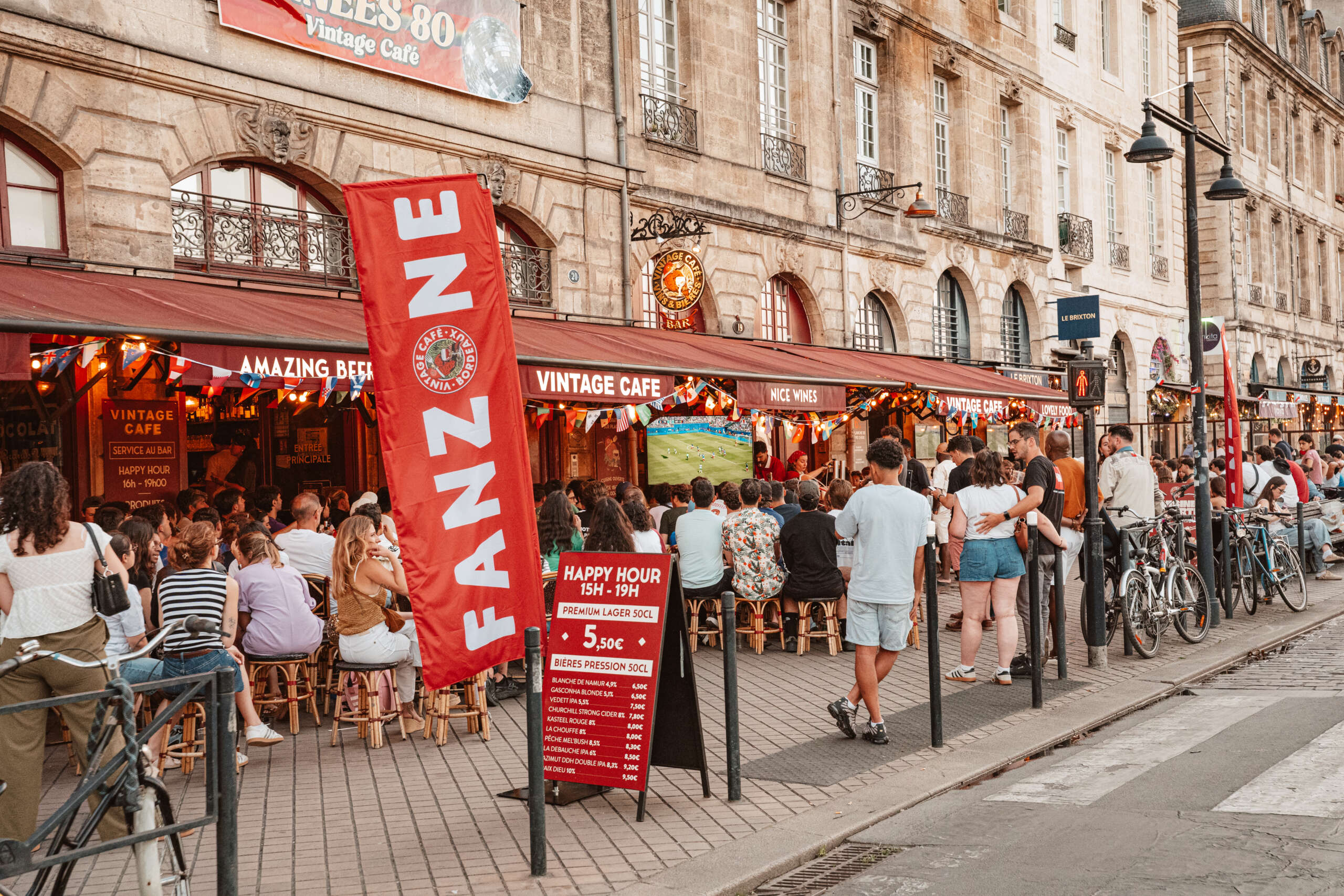 L'énorme terrasse ombragée du Vintage Café à côté de la Porte Cailhau
