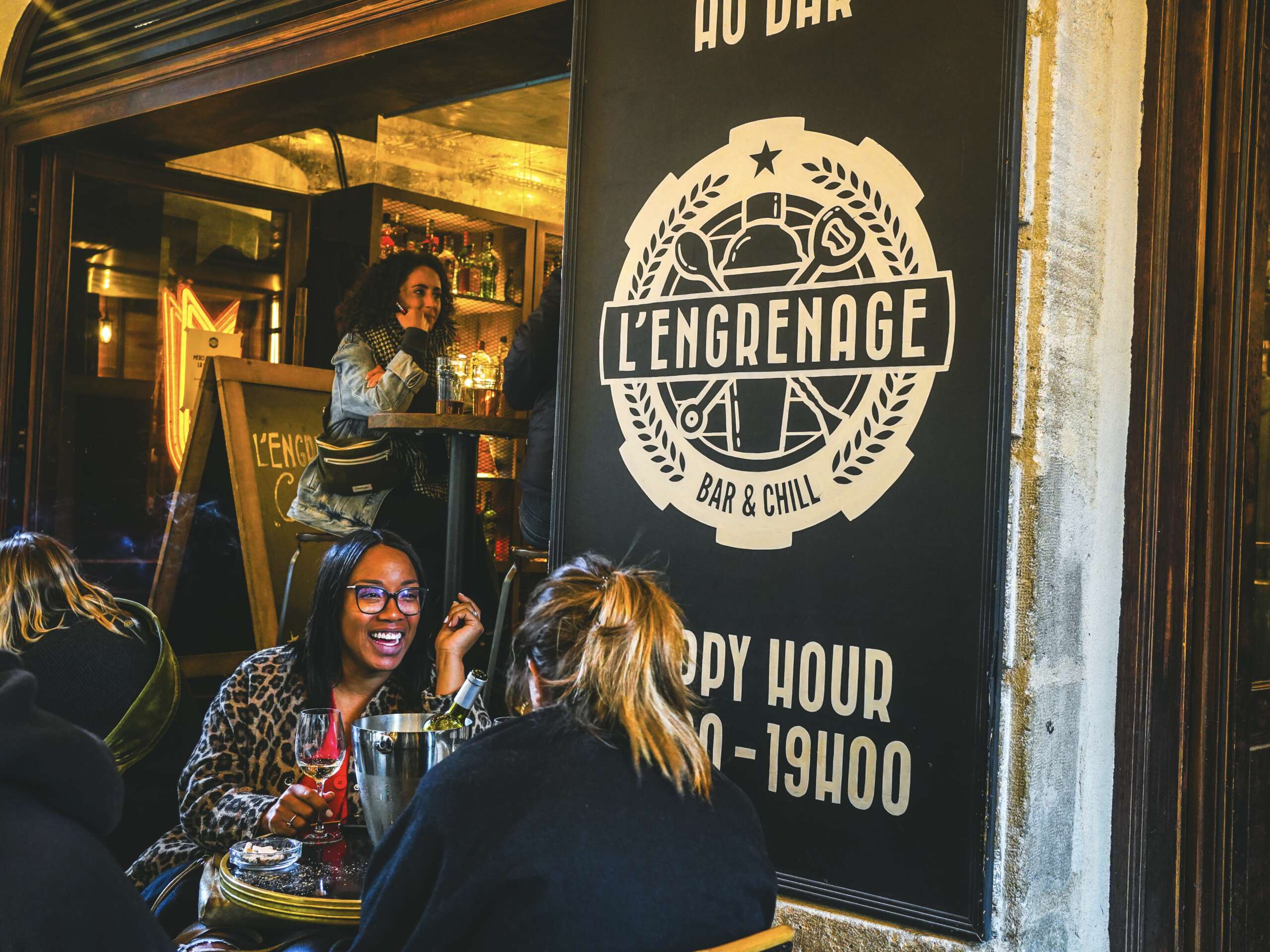 Ambiance industrielle du bar L'Engrenage à Bordeaux
