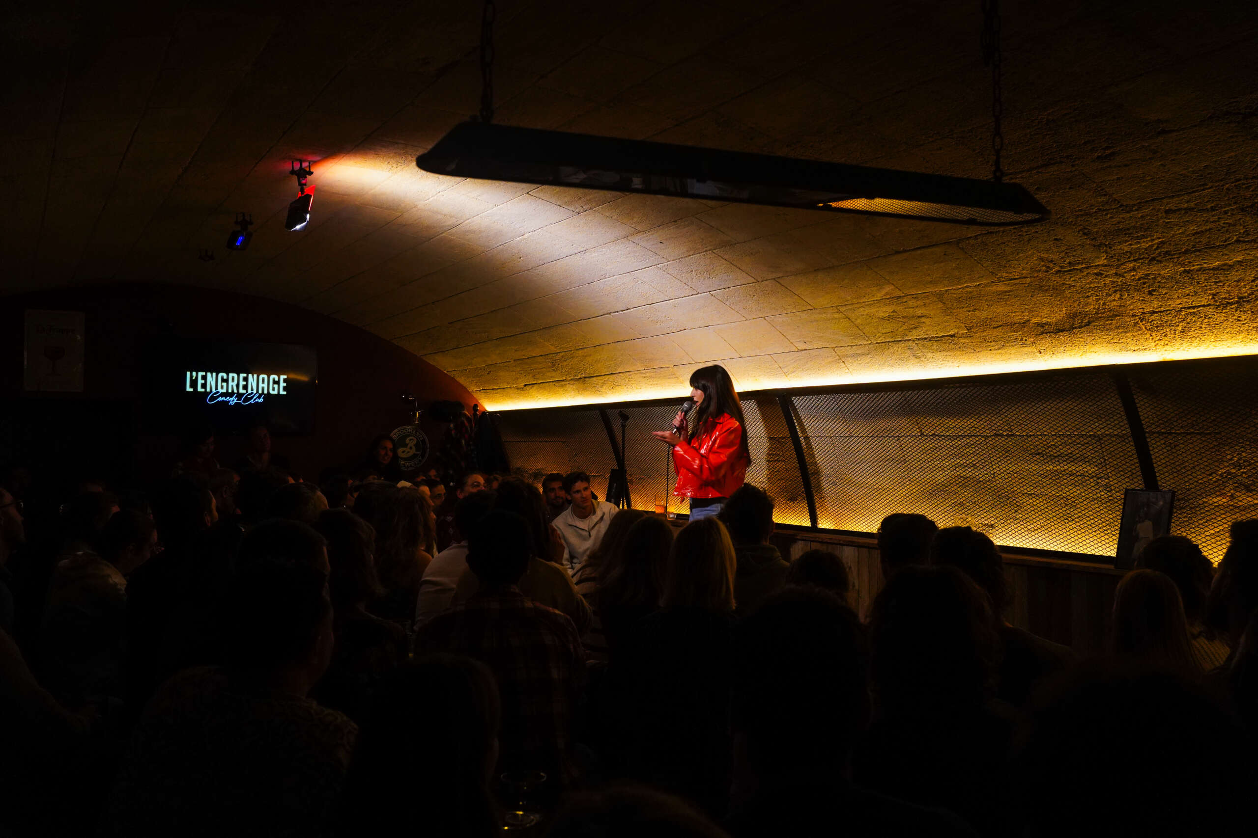 Humoriste sur scène au Comedy Club L'Engrenage Bordeaux